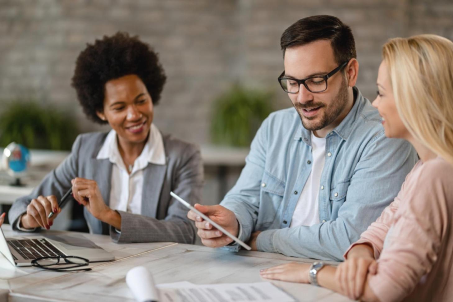 Emprendedor trabajando en estrategias digitales desde su oficina